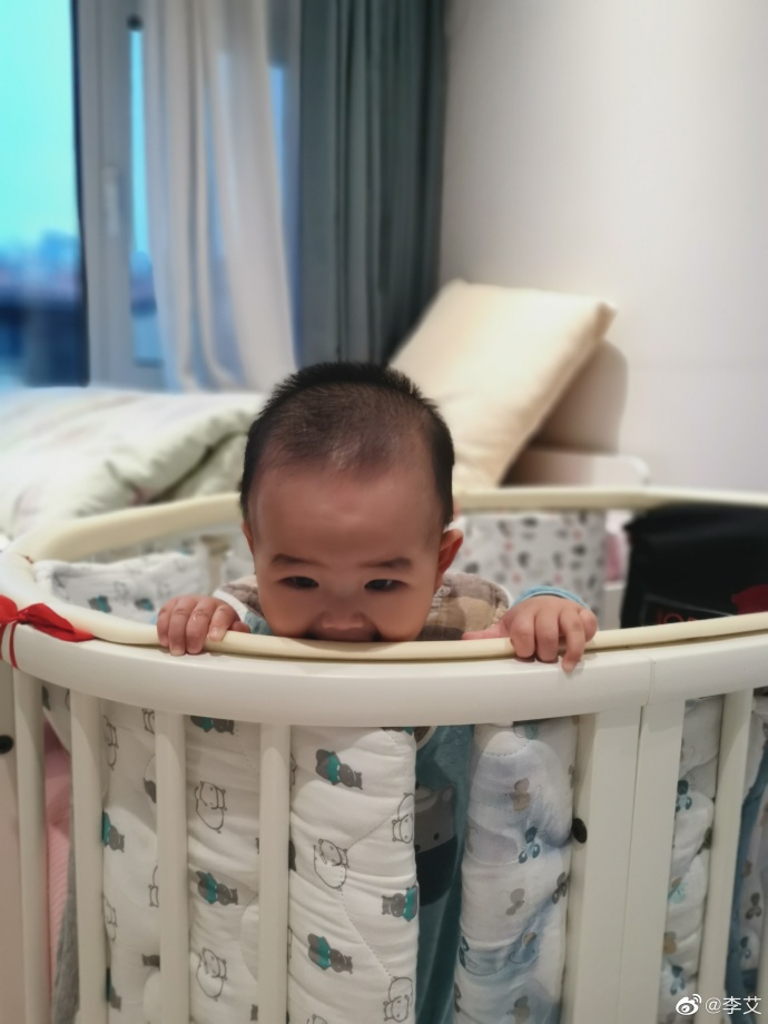 李艾又被兒子咬了！小家伙咬完還一臉壞笑