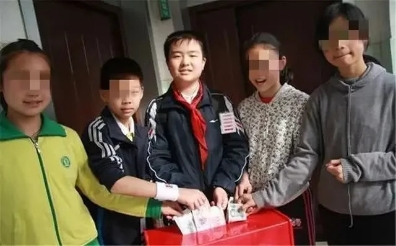 “五道杠少年”與“不屑弟”互換人生，凸顯家庭教育的重要性