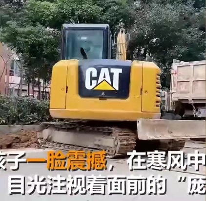 一歲半的萌娃首次看見“挖掘機(jī)”，震撼如同發(fā)現(xiàn)新世界