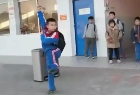 湖南小學(xué)生打拳空翻跳上電瓶車視頻火了，但親貝網(wǎng)小編不建議家長給孩子報武術(shù)班