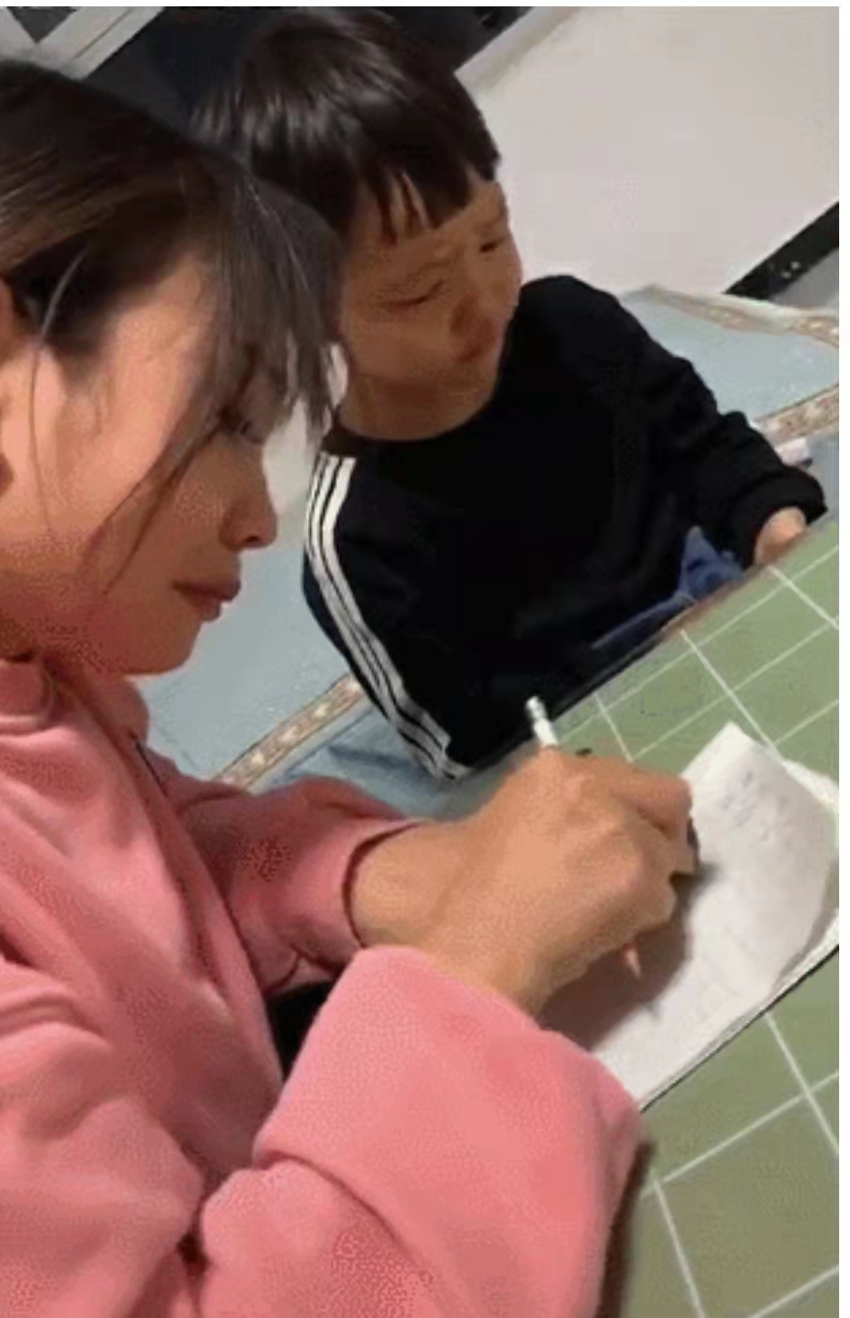 這樣做，輔導(dǎo)熊孩子寫作業(yè)再也不用“雞飛狗跳”了