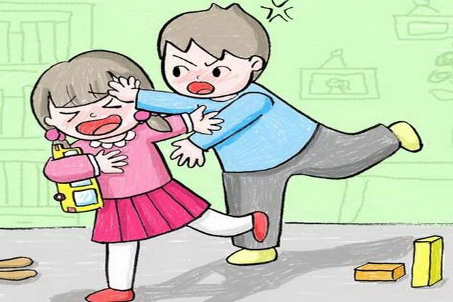 孩子突然抬手打人，家長別盲目訓斥，娃這是在傳“信號”