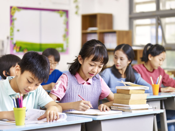 楊威女兒在家上學(xué)引爭(zhēng)議！專家：可能違法，還有諸多弊端