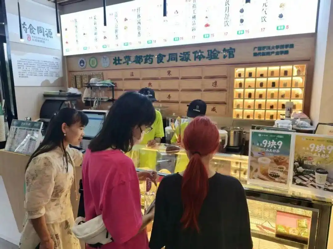 去醫(yī)院吃面包？這屆年輕人真會“養(yǎng)生”！